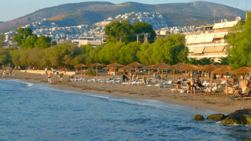Ужас в Гърция: Забраниха къпането в морето на 12 плажа