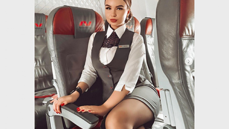 Руска стюардеса позира с минижуп и мрежата гръмна СНИМКА