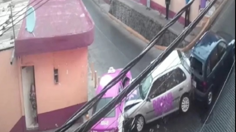 Най-опасната улица в Мексико: ВИДЕО запечата нелепите катастрофи