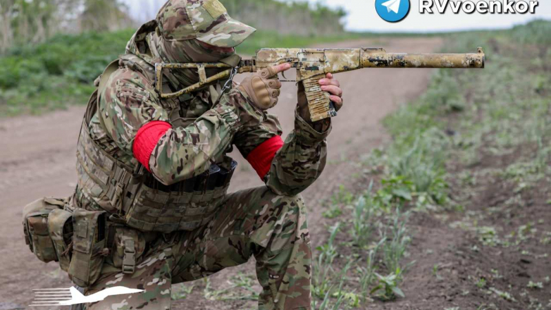 Благодарим на НАТО: Бойците от ЛНР показаха как използват трофейни оръжия ВИДЕО