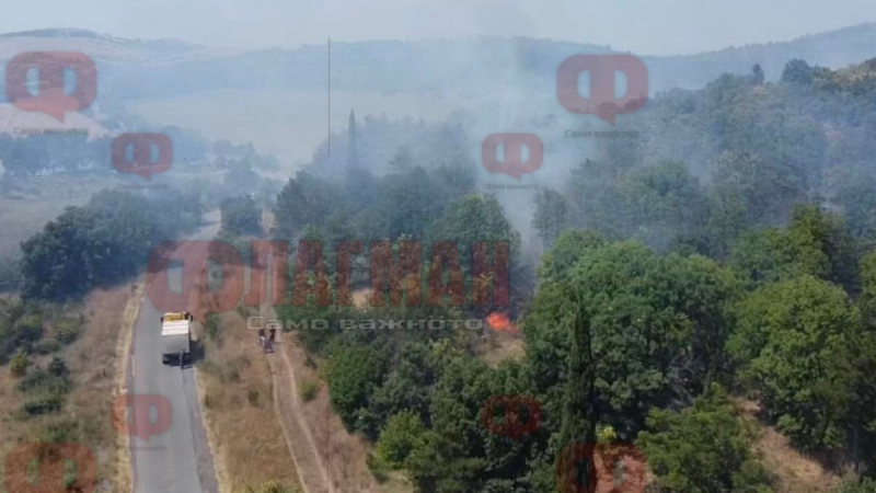Кошмарът се повтаря: Пак голям пожар в Бургаско, горят къщи 