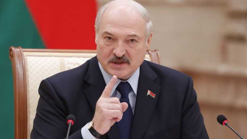 Лукашенко предупреждава Сърбия да не седи на три стола