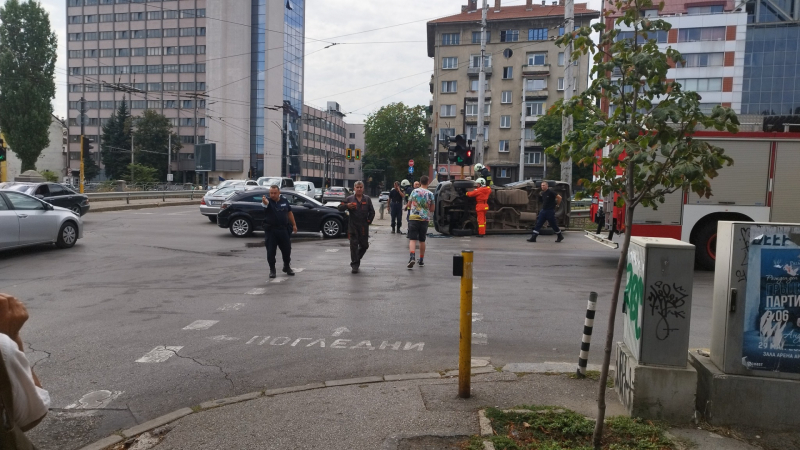 Голямо мазало на бул. "Сливница" в София, има полиция и пожарна СНИМКИ