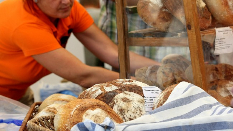 Къде са мерките: Продавач без маска гълчи клиент, опипващ хляба ВИДЕО