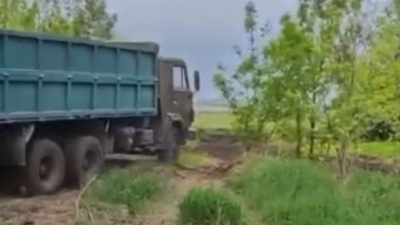 ВИДЕО от войната: Руски камион "Камаз" настъпи украинска мина и...