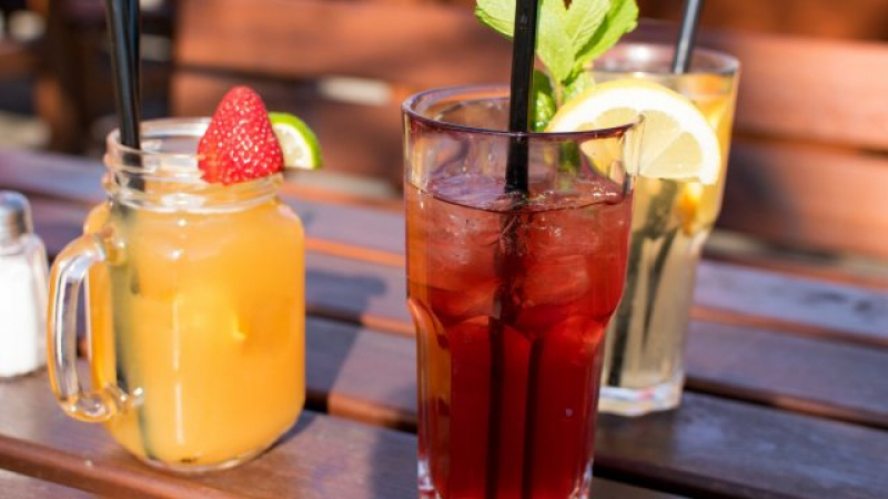 Диетолог обясни опасността от приемането на свръхледени напитки през лятото
