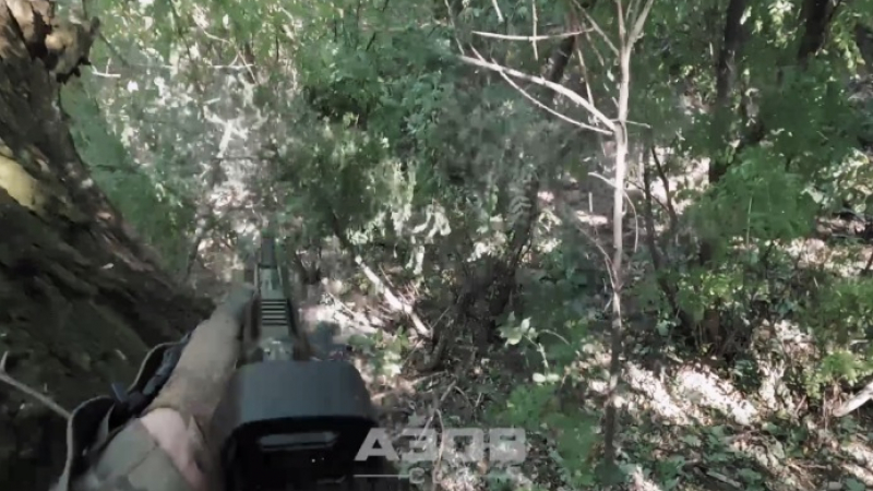 ВИДЕО от войната: Бойци от "Азов" показаха кадри от битка с нашествениците в гора 