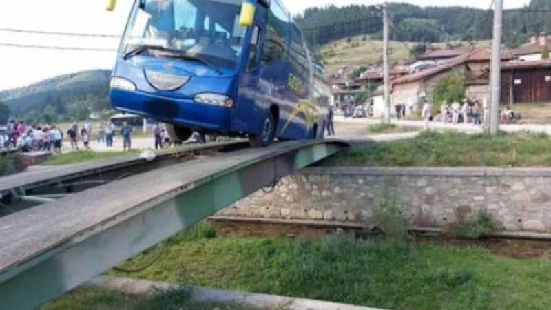 Горещи новини за ужаса с препълнен автобус в Копривщица