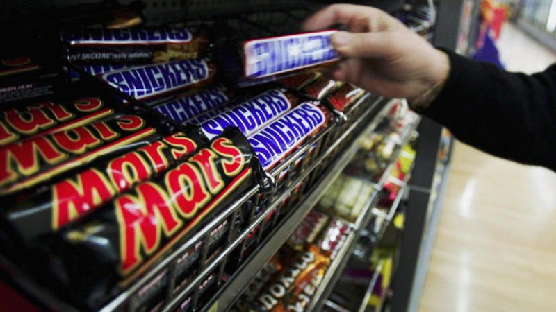 Производителят на Snickers забърка голям скандал в Китай, ето защо
