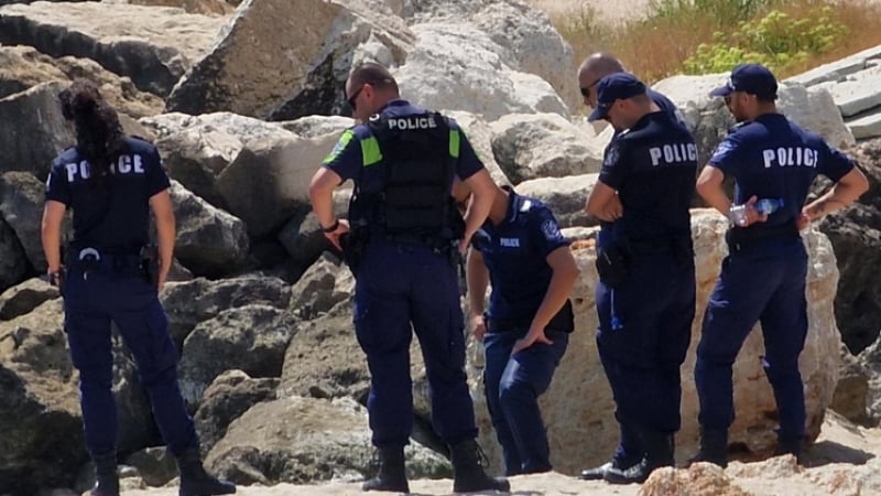 Паника на южния плаж във Варна, почерня от полиция заради... СНИМКИ