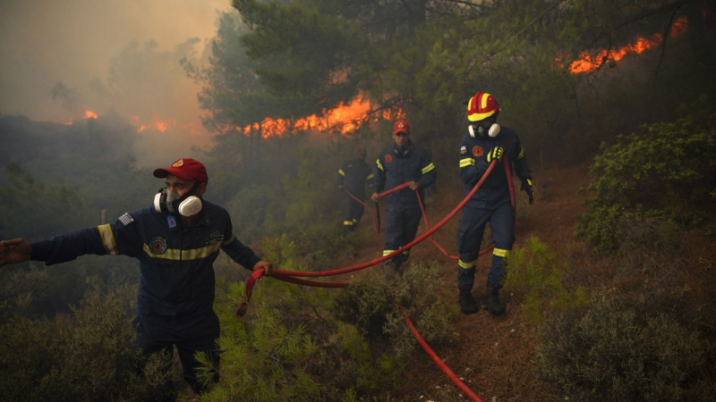 Огнен кошмар в Света гора, пожарът настъпва към един от манастирите