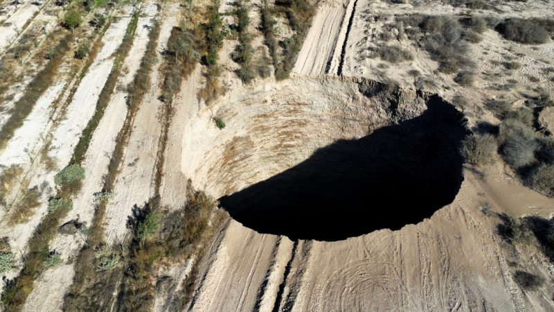 Мистерията се заплита! Ето какво се случва с огромната дупка, зейнала в Чили ВИДЕО