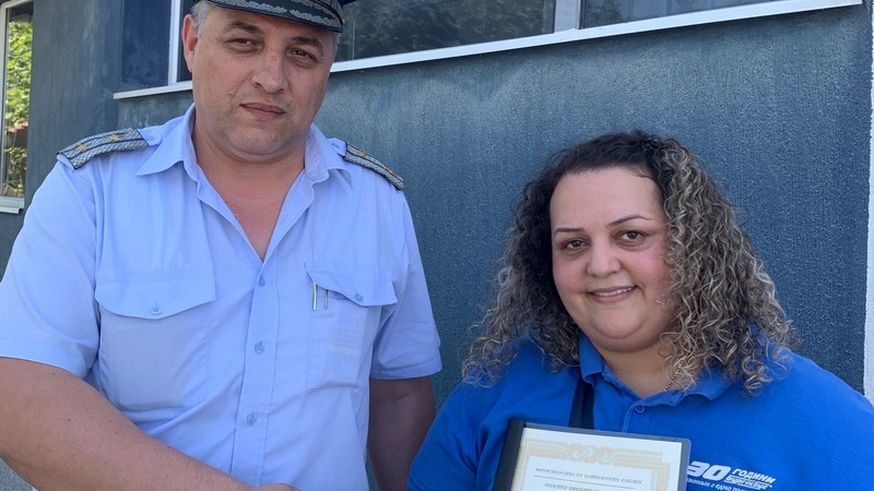 Лъчезарна кондукторка от Бургас смълча цяла България с постъпката си СНИМКИ