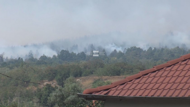 Хеликоптер облива с вода пожарът при Елшица, чакат доброволци