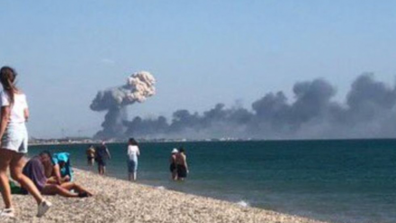 Мощни експлозии разтърсиха военно летище и база на ВКС в Крим, туристи бягат панически ВИДЕО 