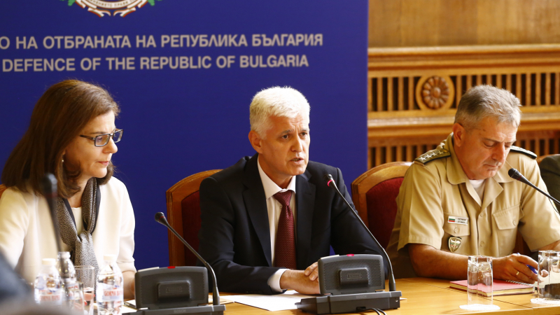 Военният министър каза дали България е имала намерение да изпраща въоръжени сили в Украйна