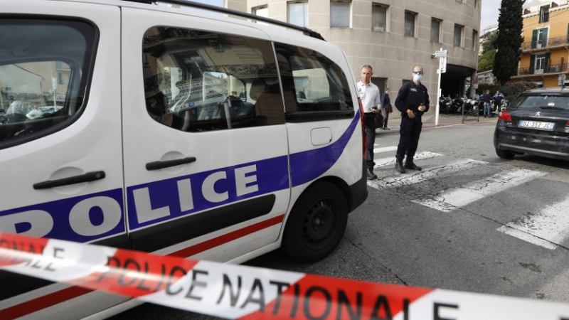 Мъж е застрелян на летище в Париж  