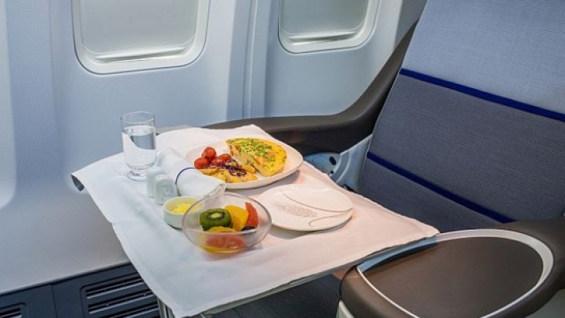 Защо пътничка бе принудена да гладува по време на 10-часов полет