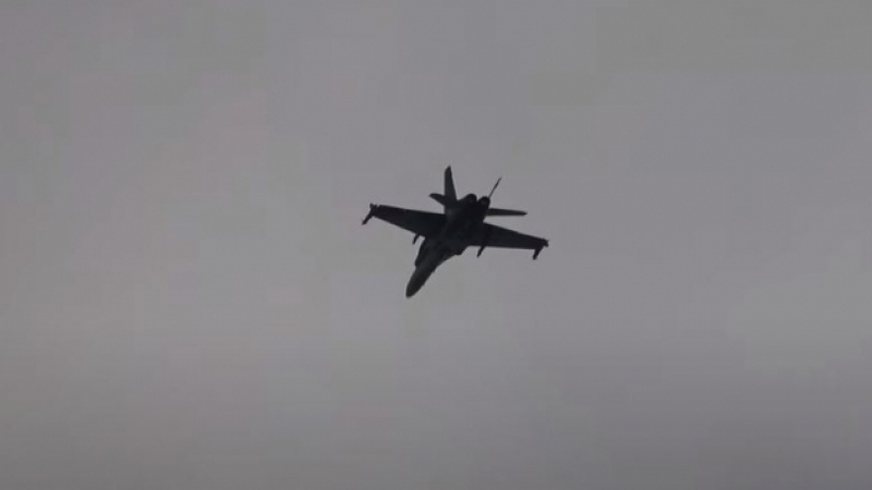 Изтребители F-18 с ракети въздух-въздух AIM-120 кръжат на 15 км от границата с Украйна