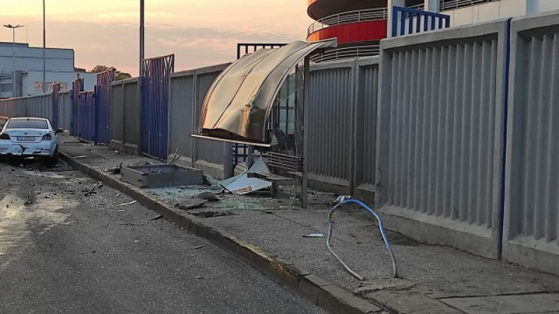 Зрелищен удар: БМВ помете спирка в Пловдив СНИМКИ