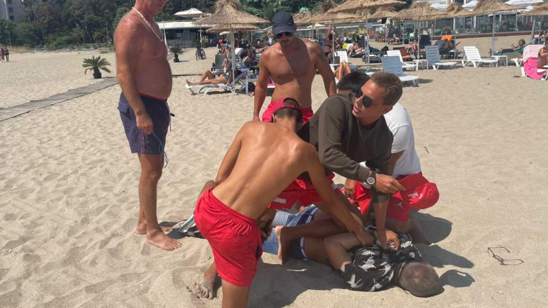 Зрелище: Спасители залавят крадец със скъп Айфон на плажа в Бургас ВИДЕО