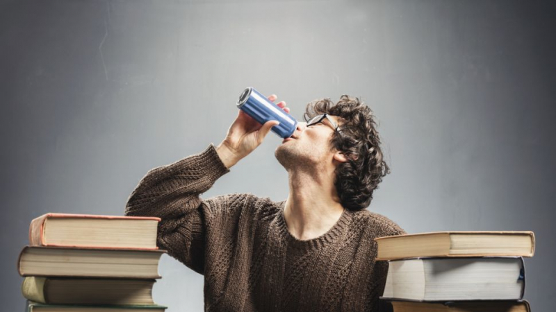 Ужасни СНИМКИ: Учител пие 5 енергийни напитки дневно, ето как изглежда езикът му 