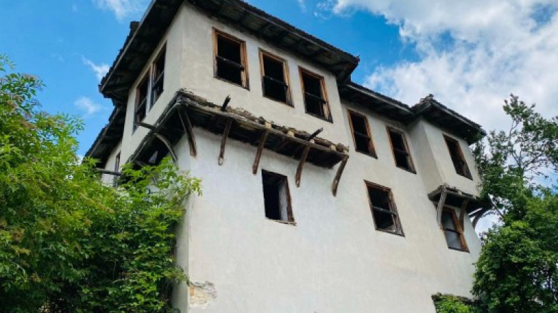 Къща от 236 кв.м на прочута българка на приказно място в Родопите се продава само за... СНИМКИ