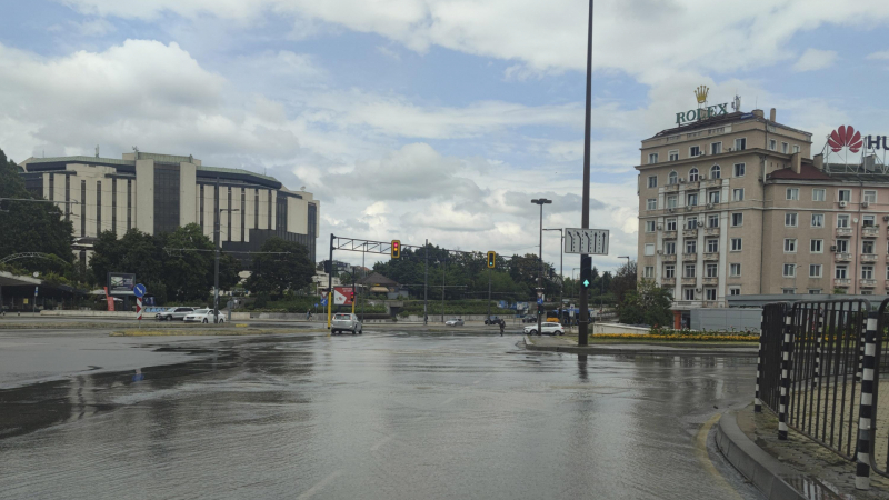 Голяма авария превърна улиците в центъра на София в реки СНИМКИ 