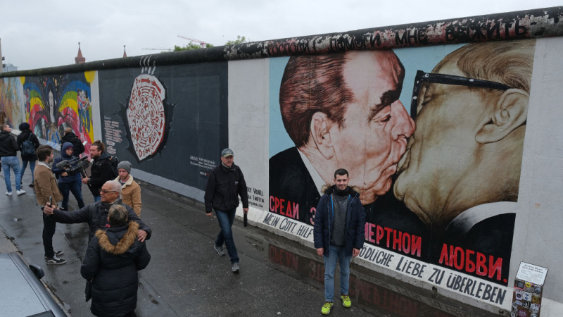 Почина авторът на прочутия графит с целувката на Брежнев 