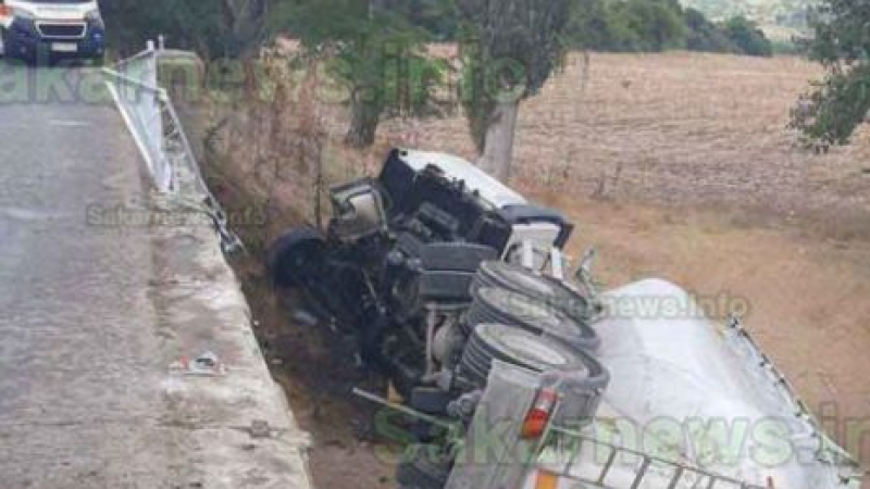 Шофьор на камион спука гума на мост в Тополовградско и стана голяма беля СНИМКА 