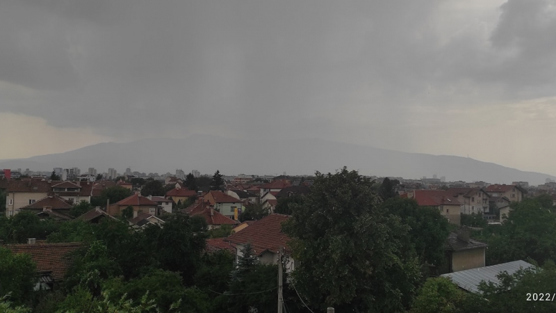Небето се разтвори: Лятна буря удари София, а в Пазарджик и Враца... ВИДЕО