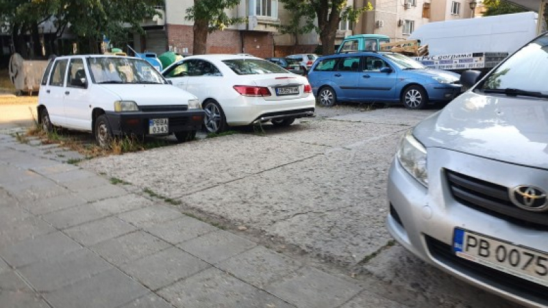 Шофьорка видя налепените фишове по колите в Пловдив и ето какво направи СНИМКИ