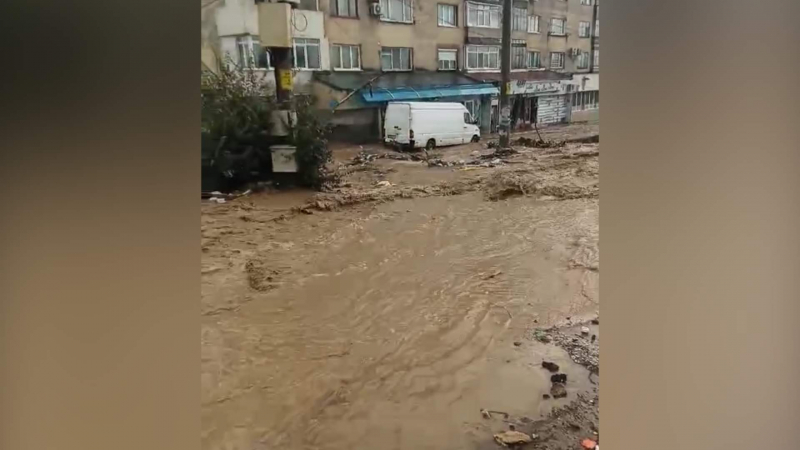 Воден апокалипсис в Карлово! Градът е под вода, има блокирани хора ВИДЕО