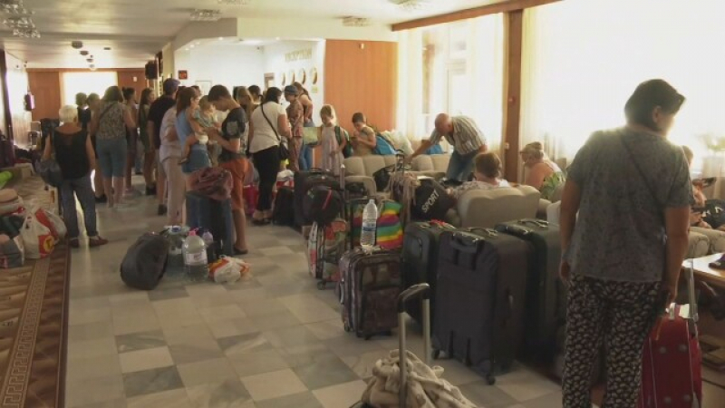 Обратно у дома: Украинци масово стягат багажите и се прибират 