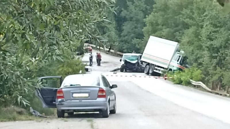 Какво се случва?! Нова касапница с кола, бус и тир край Елин Пелин СНИМКА