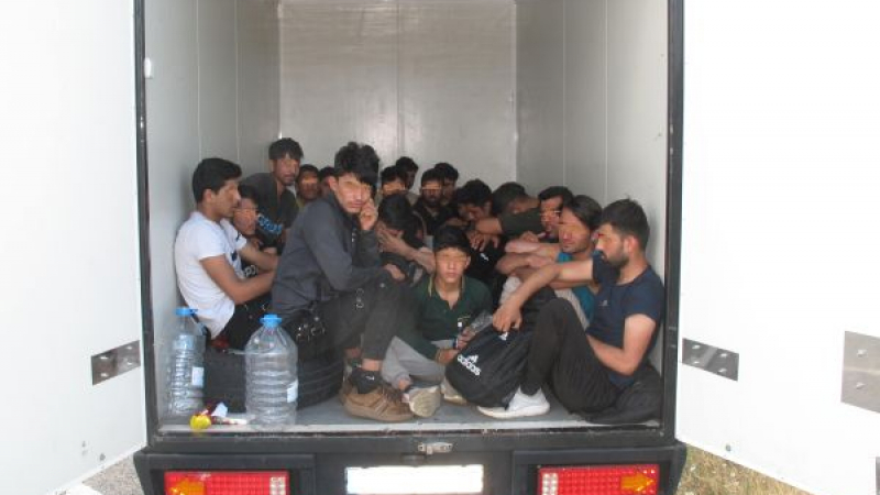 Стана ясно кои са най-бруталните каналджий у нас, напъхали 121 бежанци в един камион 