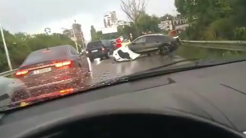 БЛИЦ TV: Зверска катастрофа с луксозни коли край Южния парк в София