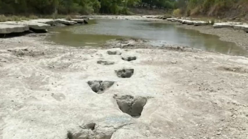 Река пресъхна в Тексас и отдолу лъснаха следи на... ВИДЕО