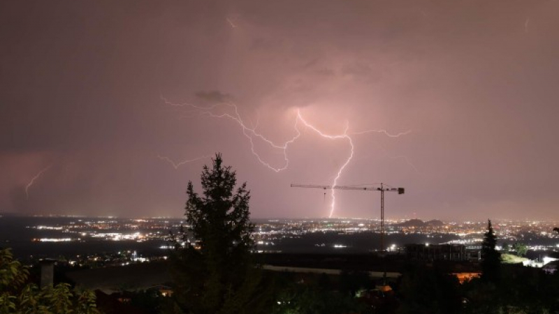 Страховити СНИМКИ от гръмотевичната буря над Пловдив