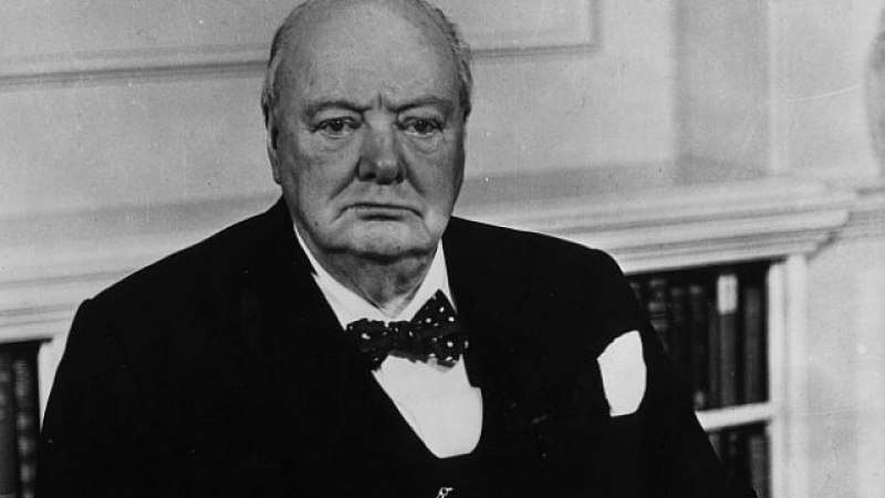 Крими мистерия с историческа СНИМКА на Чърчил от хотел в Канада