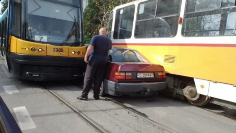 Тарикат с "Фолксваген" опита да мине между два трамвая и сега цялата мрежа го подиграва СНИМКИ 