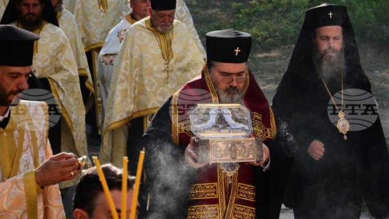 Голяма светиня пристигна във Варна - хората се молят за чудо 