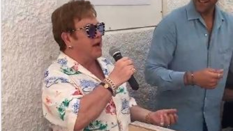 Елтън Джон спретна изненадващо шоу в Кан с песен на Бритни ВИДЕО 