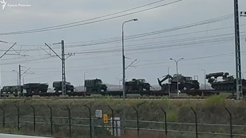 ВИДЕО от войната: Русия прехвърля влакове с военна техника към Крим по Керченския мост