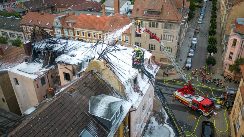 Огнен ад, пламна сграда с българи в Германия, има жертви СНИМКИ