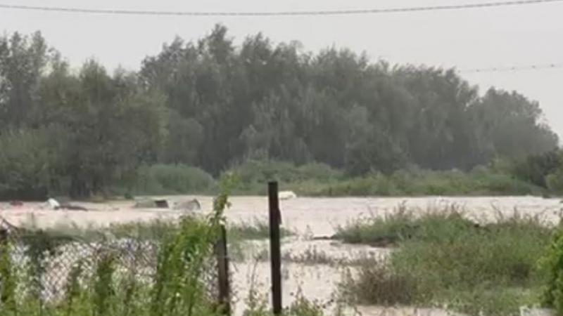 Апокалипсис в Подбалкана, села са под вода, не могат да евакуират хората ВИДЕО