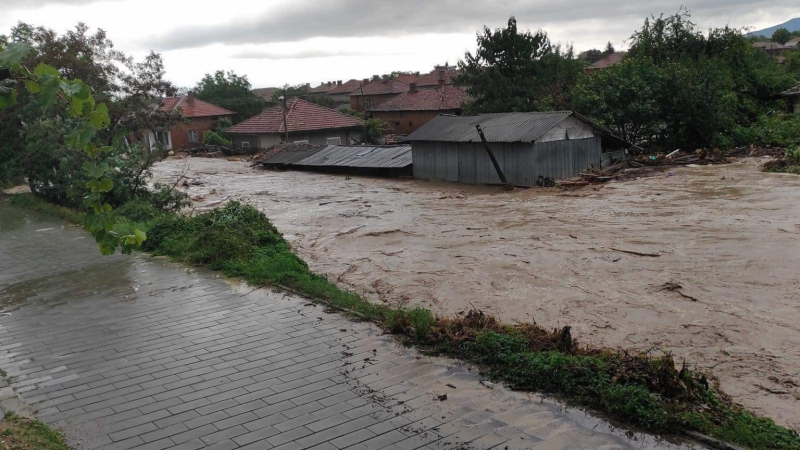 Втора приливна вълна издави още села в Карловско, хора са откъснати от света БЛИЦ TV