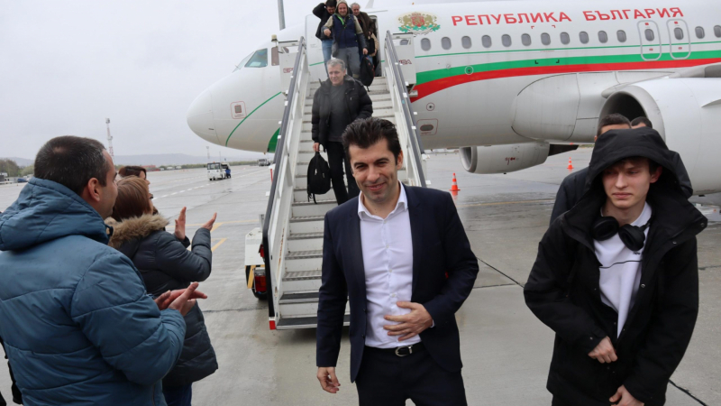 Истината лъсна: Петков, Василев и Лена пръснали над 400 бона за воаяжите си с правителствените самолети СПИСЪК