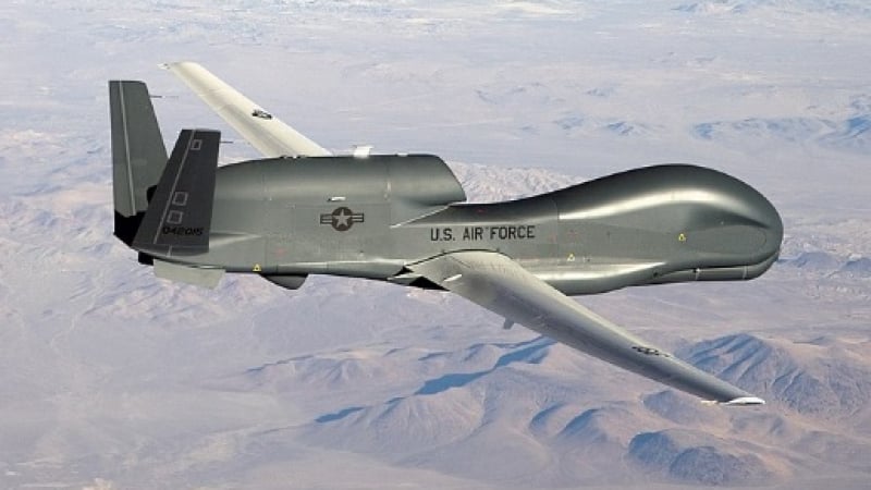 US стратегически дрон RQ-4 Global Hawk прелетя през България и кръжи над Черно море, охраняван от изтребители F-18 