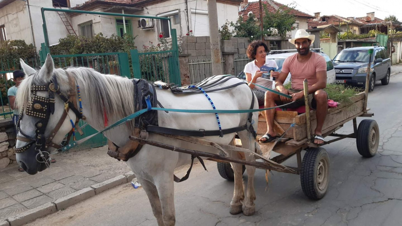 Ашколсун: Цонева от ДБ агитира в ромската махала от каруца СНИМКИ